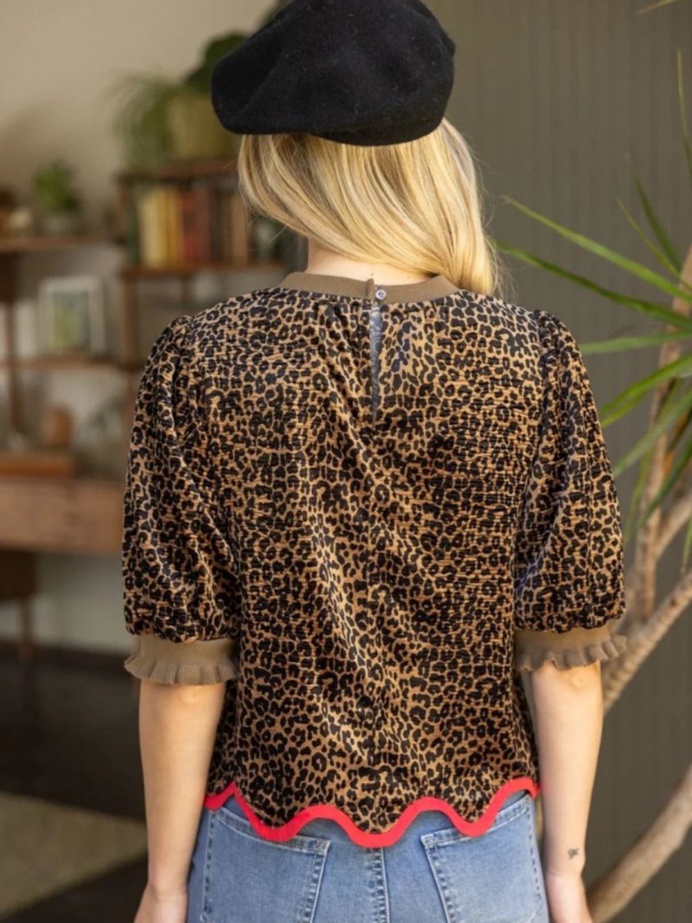 Voy Velvet Wavy Scallop-Hem Leopard Print Women's Crop Top - Picture 4 of 10